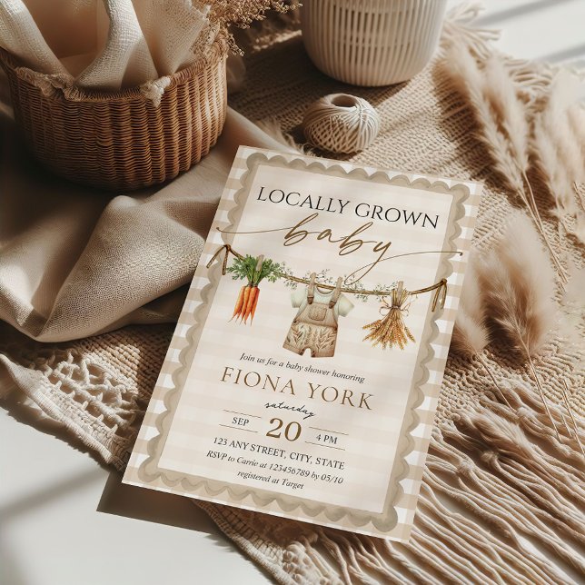 Invitación Bebé Criado Localmente Beige Gingham Mercado de Gr (Locally Grown Baby Beige Gingham Gender Neutral Home Grown Farmer's Market Baby Shower Invitation)