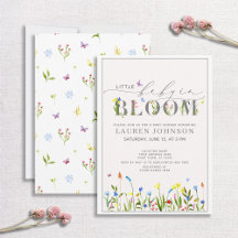Bebé de bonito en el Chica de flores silvestres en