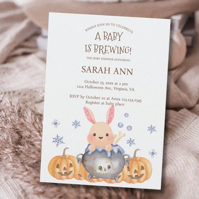Invitación Bebé de caldero de Halloween está preparando ducha (Cute Halloween Cauldron Baby is Brewing Shower Invitation)