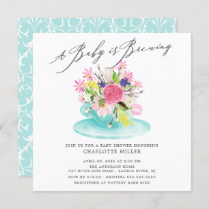 Invitación Bebé dulce que prepara té con flores