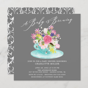 Invitación Bebé dulce que prepara té con flores