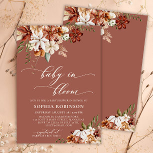 Invitación Bebé en el florecimiento de flores silvestres en B