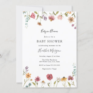 Invitación Bebé en el florecimiento de flores silvestres en e