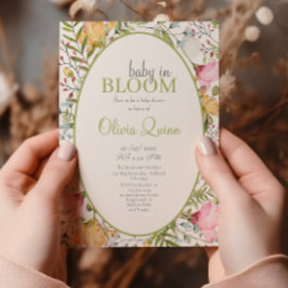 Invitación Bebé en el florecimiento de flores silvestres en e