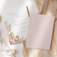 Bebé en la hierba de los pampas rosados de boho en
