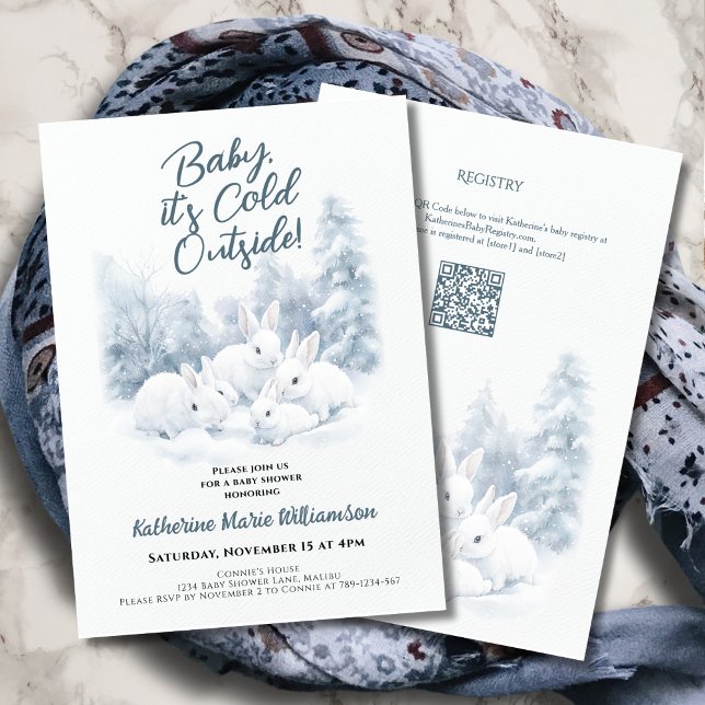 Invitación Bebé, frío fuera del Baby Shower de los conejillos (Baby It's Cold Outside Winter Baby Shower Invitation with Snow Bunnies and Trees.)
