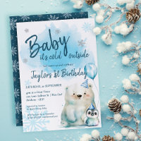 Bebé hace frío fuera del cumpleaños de invierno