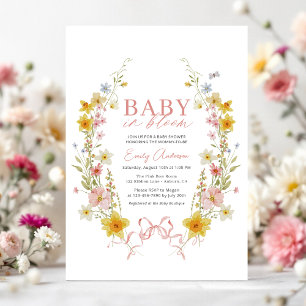 Invitación Bebé mariposa en flor de flores silvestres rosadas