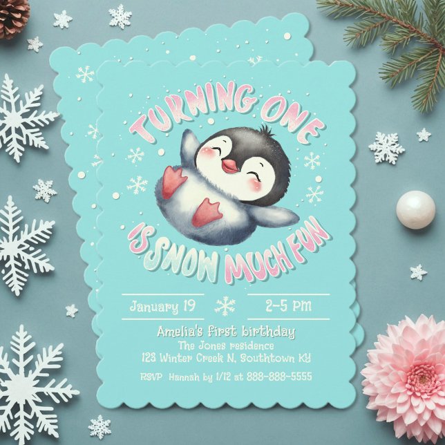 Invitación Bebé primer cumpleaños lindo invierno pingüino azu (Adorable Winter-themed 1st birthday invitation featuring a happy baby penguin playing in the snow.)