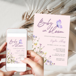 Invitación Bebé rosa en el florecimiento de flores silvestres