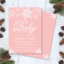 Bebé rosa hace frío fuera de los copos de nieve de