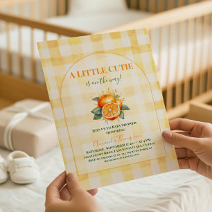 Invitación Bebé Shower de Pequeña Muñeca de Cuadros Amarillos