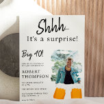 Invitación Bebidas pinta la sorpresa de la foto blanca cuaren<br><div class="desc">¡Qué sorpresa! Sorpresa divertida 40 cumpleaños para él con 2 pinturas de cerveza y una pincelada de color de agua para agregar tu foto,  en blanco y negro editable. ¡La fiesta de cumpleaños sorpresa perfecta!</div>
