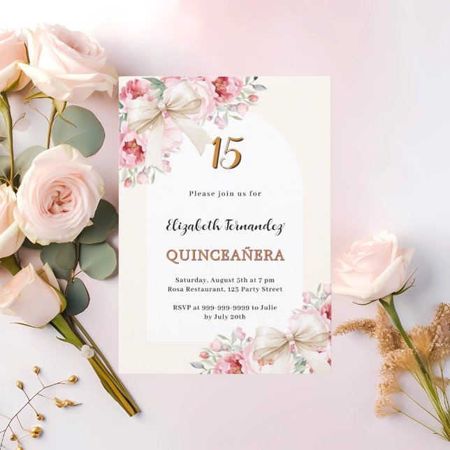Invitación Beige arrecia flores rosadas arco lujo Quinceanera (Subido por el creador)