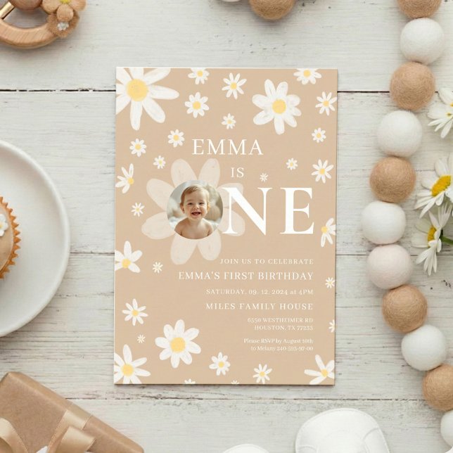 Invitación Beige Daisy First 1st Birthday Photo invitation (Subido por el creador)