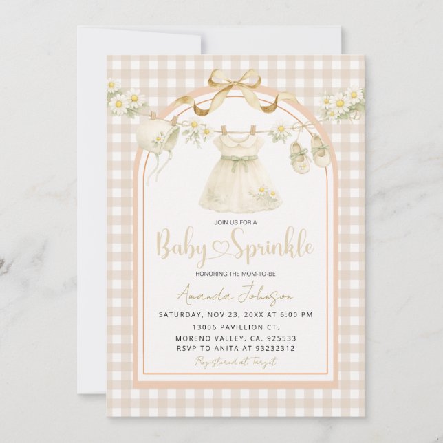 Invitación Beige Gingham Daisy Clothesline Baby Sprinkle  (Anverso)