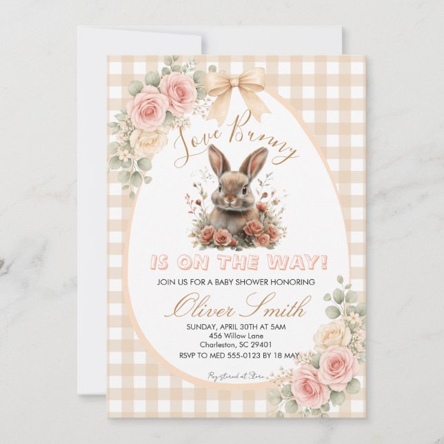 Invitación Beige Some Bunny is on the Way Baby Shower (Anverso)