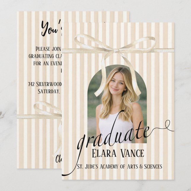 Invitación Beige Stripe Coquette Bow Graduation (Anverso / Reverso)