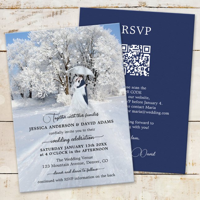 Invitación Bella Artes QR Code Winter Wonderland Boda (Wedding invitation featuring a fine art winter wonderland scenery with a couple with umbrella)