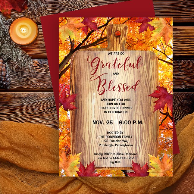 Invitación Bendición agradecida de la cena de Acción de Graci (Thanksgiving Dinner Rustic Woodsy Cutting Board with Fall Trees and Leaves Background - Print | Digi)