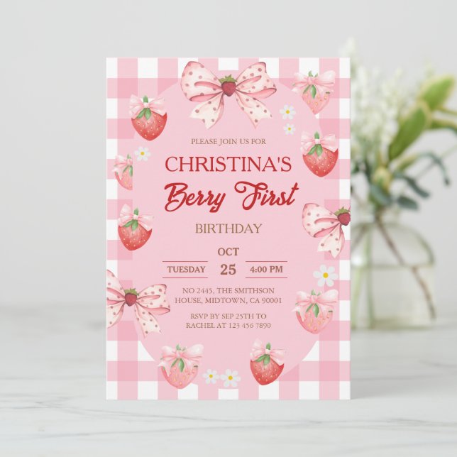 Invitación Berry first birthday pink strawberry gingham girl (Anverso de pie)