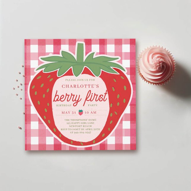 Invitación Berry First Giant Strawberry Sweet 1er cumpleaños (berry first birthday party 1st girl strawberry red pink watercolor gingham spring summer cute)