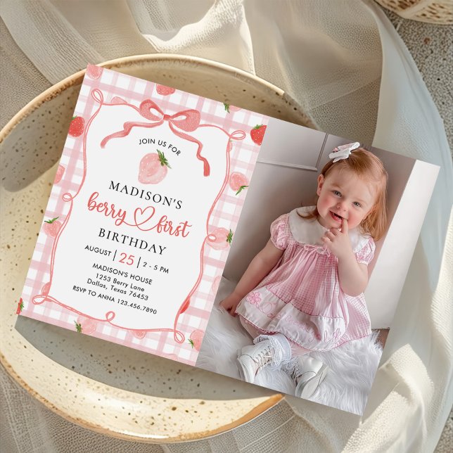 Invitación Berry First Strawberry Gingham 1er cumpleaños Foto (Subido por el creador)