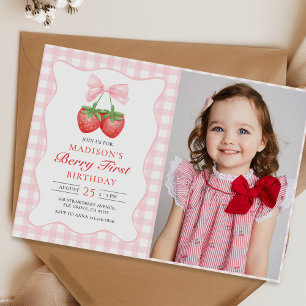 Invitación Berry First Strawberry Pink Bow Primera foto de cu