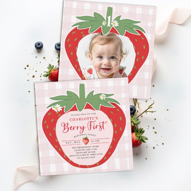 Invitación Berry First Strawberry Sweet Photo 1st Birthday (berry first birthday party invitation girls strawberry 1st photo watercolor gingham farmhouse patch)