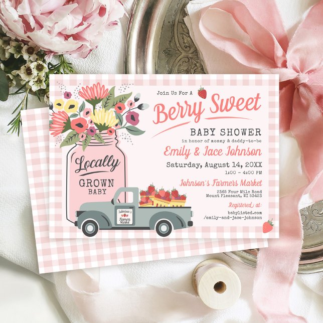 Invitación Berry Sweet Farmers Market Baby Girl Shower (Berry Sweet Farmers Market strawberries pink gingham mason jar flowers baby girl shower invitation)