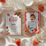 Invitación Berry Sweet One First Birthday Photo<br><div class="desc">¡Haz especial especial el primer cumpleaños de tu niñita con esta invitación a la foto de Berry Sweet One Birthday! Con adorables fresas, libreto lúdico y una suave paleta de colores rosa, este encantador diseño es perfecto para una fiesta de cumpleaños de verano o con temática frutal. Establece el tono...</div>