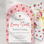 Invitación Berry Sweet Strawberry Birthday Photo<br><div class="desc">Haga que la fiesta de cumpleaños de su hijo sea inolvidable con esta adorable invitación fotográfica con tema de fresa. La única ranura para fotos en la parte posterior de la tarjeta le permite mostrar los momentos dulces de berry de su hijo. ¡Es hora de una fiesta de cumpleaños de...</div>