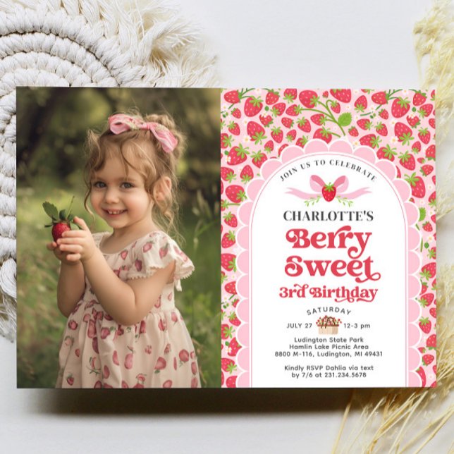 Invitación Berry Sweet Strawberry foto de tercer cumpleaños (Berry Sweet Strawberry 3rd Birthday Photo Invitation)