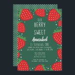 Invitación Berry Sweet Strawberry Kids 1er cumpleaños<br><div class="desc">Esta encantadora invitación a un chica de primer/primer cumpleaños "berry dulce" tiene un fondo verde con fresas. En el reverso, el fondo es verde y los puntos de polka blanco. Puede personalizar más adelante haciendo clic en el botón "PERSONALIZAR". Artículos coincidentes en nuestra tienda para un tema fiesta completo. Si...</div>