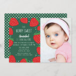 Invitación Berry Sweet Strawberry Kids 1er cumpleaños Foto<br><div class="desc">Esta encantadora invitación a un chica de primer/primer cumpleaños "berry dulce" tiene un fondo verde con fresas. En el reverso, el fondo es verde y los puntos de polka blanco. Puede personalizar más adelante haciendo clic en el botón "PERSONALIZAR". Artículos coincidentes en nuestra tienda para un tema fiesta completo. Si...</div>