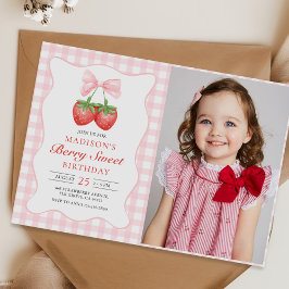 Invitación Berry Sweet Strawberry Pink Bow Foto de cumpleaños