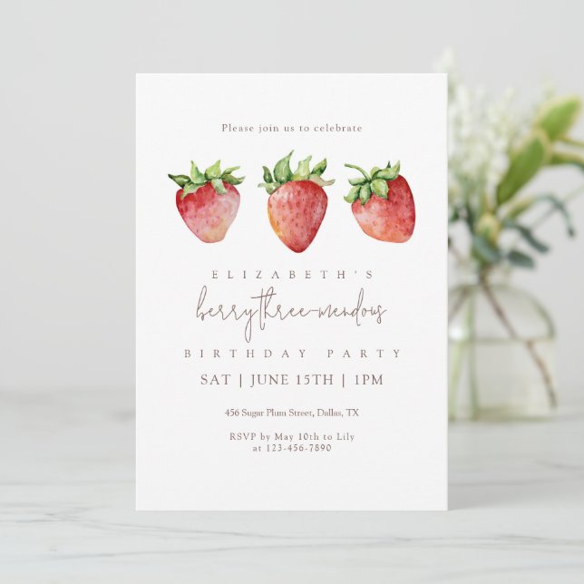 Invitación Berry Threemendous Strawberry Birthday (Anverso de pie)