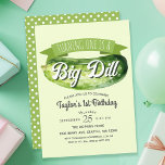 Invitación Big Dill Pickle Kids Primer cumpleaños<br><div class="desc">Celebra el día especial de tu hijo con este diseño de primer cumpleaños de Big Dill Pickle Kids. Este diseño presenta un gran pickle acuático. Lo contrario es un patrón de puntos de polka. Artículos coincidentes en nuestra tienda para un tema fiesta completo.</div>