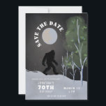 Invitación Big Foot Wild 70th Birthday Save The Date<br><div class="desc">Dé un paseo por el lado salvaje con esta divertida aventura de pie 70 cumpleaños,  ¡salven las fechas!</div>