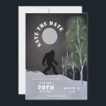 Invitación Big Foot Wild 70th Birthday Save The Date<br><div class="desc">Dé un paseo por el lado salvaje con esta divertida aventura de pie 70 cumpleaños,  ¡salven las fechas!</div>