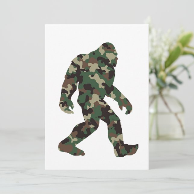 Invitación Bigfoot Sasquatch Camuflaje    (Anverso de pie)