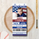 Invitación Billete de béisbol de primer cumpleaños de Rookie<br><div class="desc">Presentamos la invitación perfecta para la fiesta de cumpleaños de tu pequeño maricón - ¡la invitación al boleto de béisbol "Rookie del año"! Prepárate para ir a un home run con esta invitación única, diseñada para ser como un verdadero boleto de béisbol. Con una combinación clásica de colores rojo y...</div>