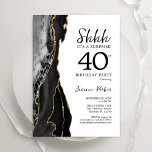 Invitación Black Agate Gold White Surprise 40 cumpleaños<br><div class="desc">Años negros, blancos y dorados sorprenden la invitación a la fiesta de cumpleaños número 40. Elegante diseño moderno con fondo geodésico de mármol agate acuarela, oro falso purpurina y tipografía de escritura. La carta de invitación de moda es perfecta para una elegante celebración del cumpleaños de las mujeres. Invitaciones Zazzle...</div>