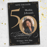 Invitación Black and Gold 50th Birthday Save The Date Card<br><div class="desc">Negro y Oro 50 cumpleaños Guardar la tarjeta de fecha. Y la elegantemente diseñada celebración especial de cumpleaños salva la fecha, con una foto personalizado de la persona de cumpleaños y caligrafía de escritura con elementos florecientes de época. Lo suficientemente sencillo para adaptarse a una variedad de temas y colores....</div>