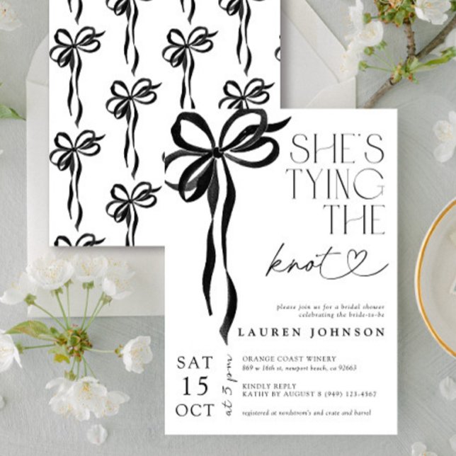 Invitación Black Bow está atando la ducha nupcial (Easily personlize this sweet bridal shower invite for the perfect celebration of the bride-to-be!)
