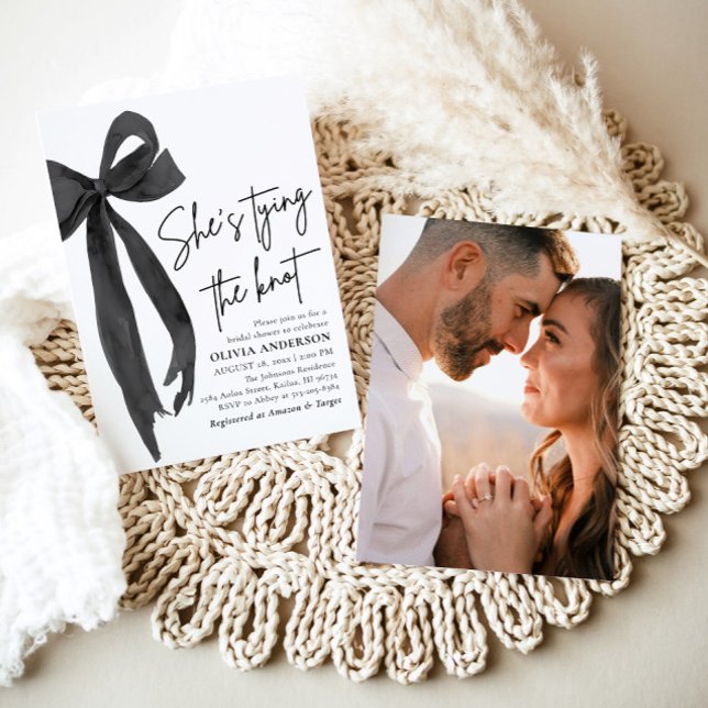 Invitación Black Bow está atando la ducha nupcial (Watercolor Modern Cute Black Bow Ribbon Coquette She's Tying the Knot Bridal Shower Invitation)