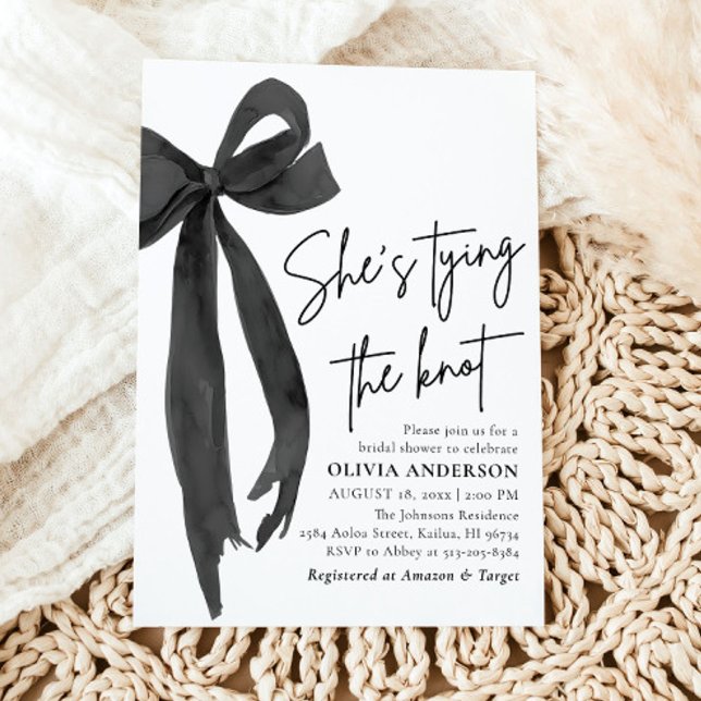 Invitación Black Bow está atando la ducha nupcial (Watercolor Modern Cute Black Bow Ribbon Coquette She's Tying the Knot Bridal Shower Invitation)