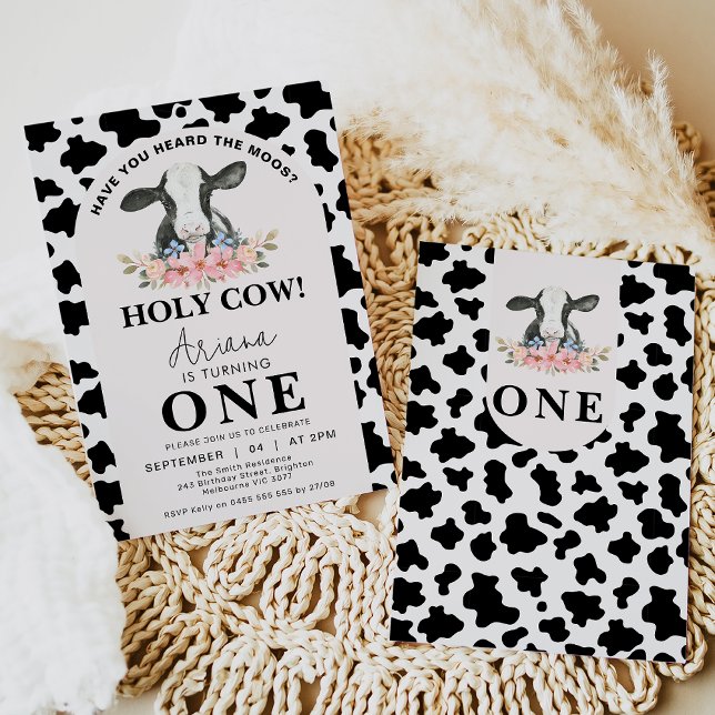 Invitación Black Cow Print Arch Floral Holy Cow 1er cumpleaño (Black white cow 1st birthday invitation featuring a black and white cow print pattern and flowers.)