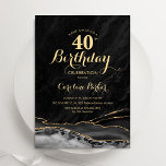 Invitación Black Gold Agate 40° cumpleaños<br><div class="desc">Invitación a la fiesta de cumpleaños 40 años de color negro y oro. Elegante diseño moderno con fondo geodésico de mármol agate acuarela, oro falso purpurina y tipografía de escritura. La carta de invitación de moda es perfecta para una elegante celebración del cumpleaños de las mujeres. Invitaciones Zazzle impresas o...</div>