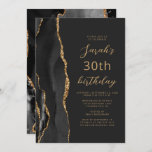 Invitación Black Gold Agate Slate Script 30 cumpleaños<br><div class="desc">El borde izquierdo de esta elegante y moderna invitación a la fiesta de cumpleaños cuenta con un borde de batida de color negro adornado con un purpurina de imitación de oro. El texto de personalizable combina secuencias de comandos de color dorado y fuentes sans serif en un fondo negro de...</div>